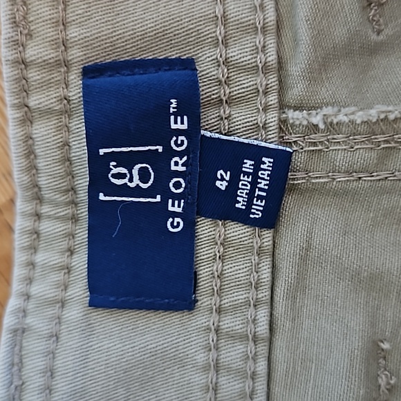 Mens tan cargo shorts. Size 42 - Picture 3 of 8